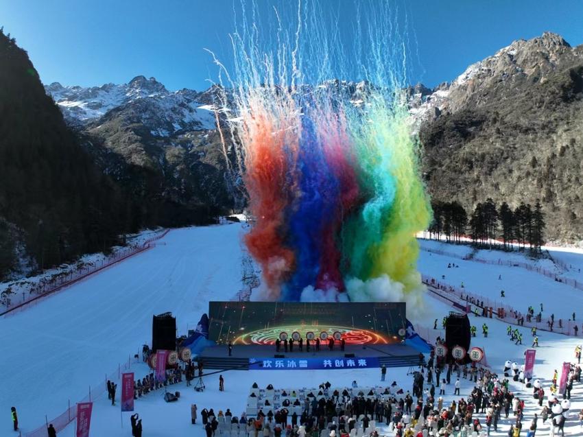 中国南方最大室外滑雪场羌人谷滑雪场启动