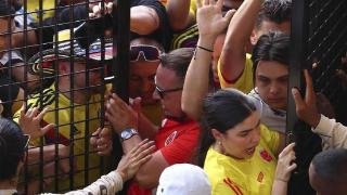 真草台班子！南美足联宣布决赛推迟半小时，哥伦比亚球迷大批拥堵