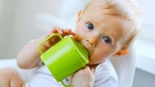每天该给宝宝喝多少水才不会水中毒？如何判断宝宝是否需要喝水？