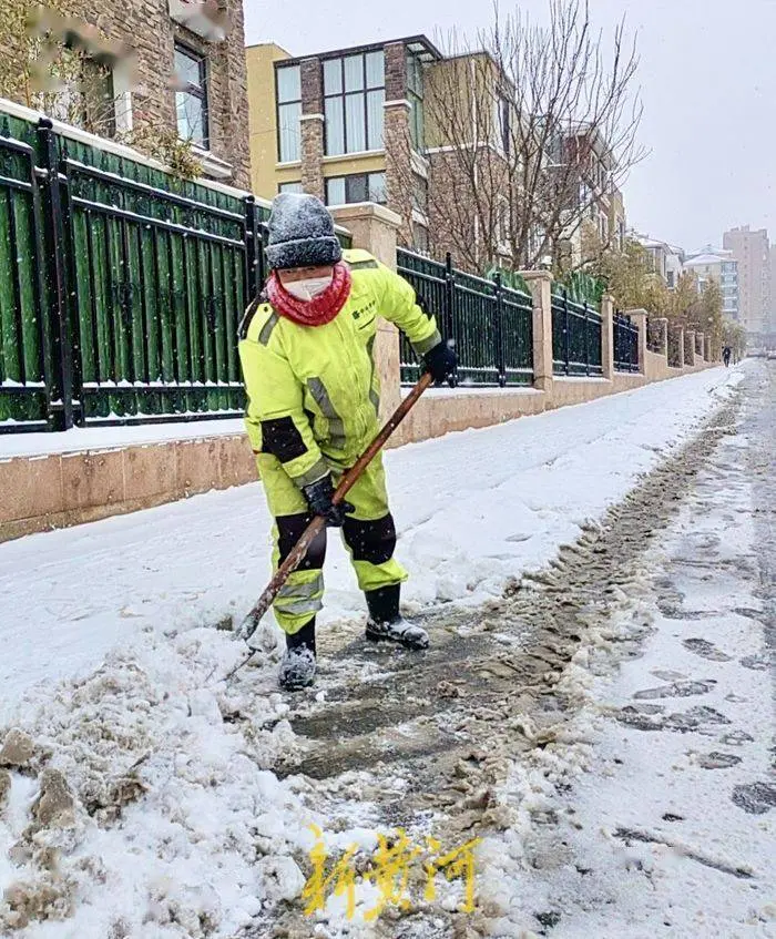 20小时，“热辣滚烫”战风雪！全市4.5万余名环卫工人彻夜奋战