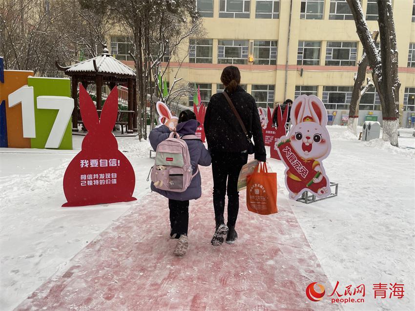 踏雪归来 青海西宁中小学13日全面开学