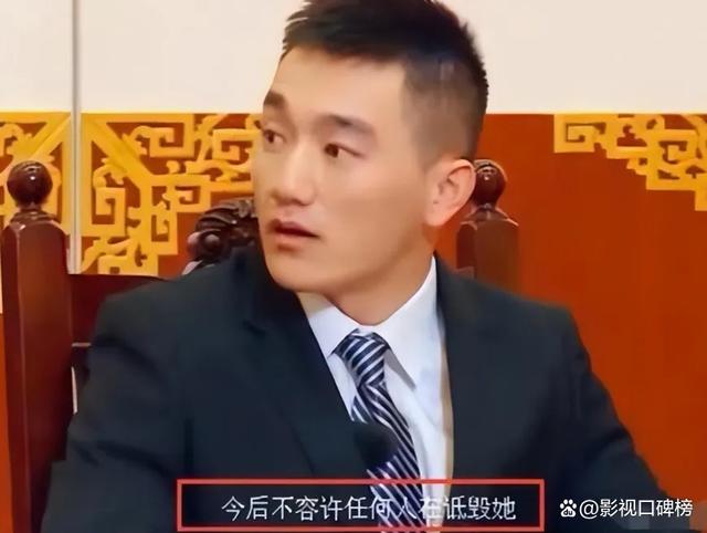 张馨予穿着睡袍在花园拍照，身材纤瘦，网友吐槽风尘气还是有点重