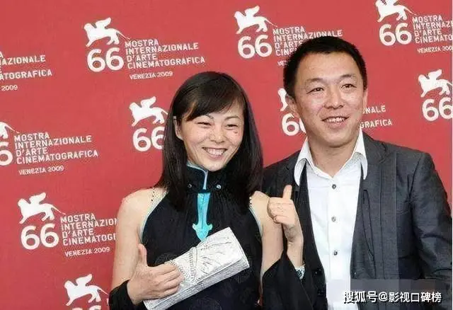 黄渤一家四口外出，大女儿与妈妈很相似，颜值比父母出众