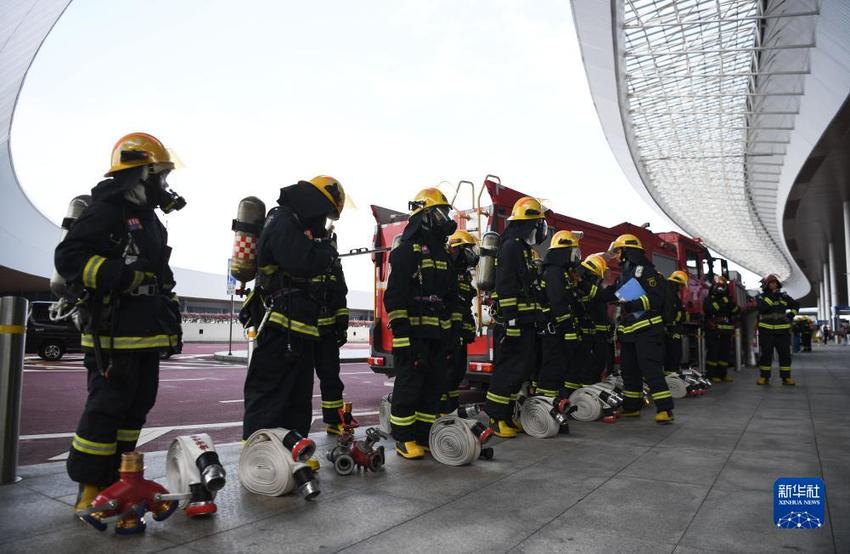 粤港澳消防救援实战演练在港珠澳大桥举行