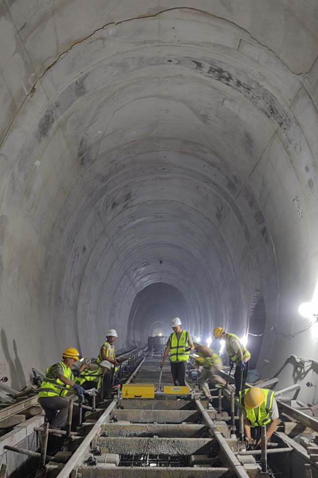 （经济）滇藏铁路丽江至香格里拉段哈巴雪山隧道施工完成