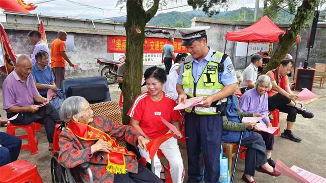 爱在重阳“警”色浓 福建交警温情守护“夕阳红”