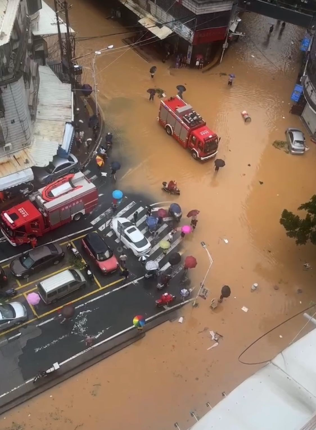 泉州南安市暴雨致街道积水成河 商户讲述：水位已经到胸口