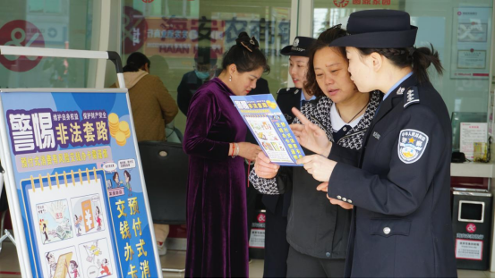 平安警色丨南通海安公安开展“警惕非法套路 规避预付卡风险”主题宣传活动