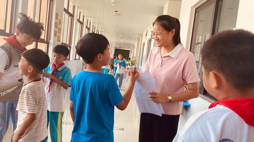 郑州市二七区陇西小学先锋路校区举行教师节庆祝活动