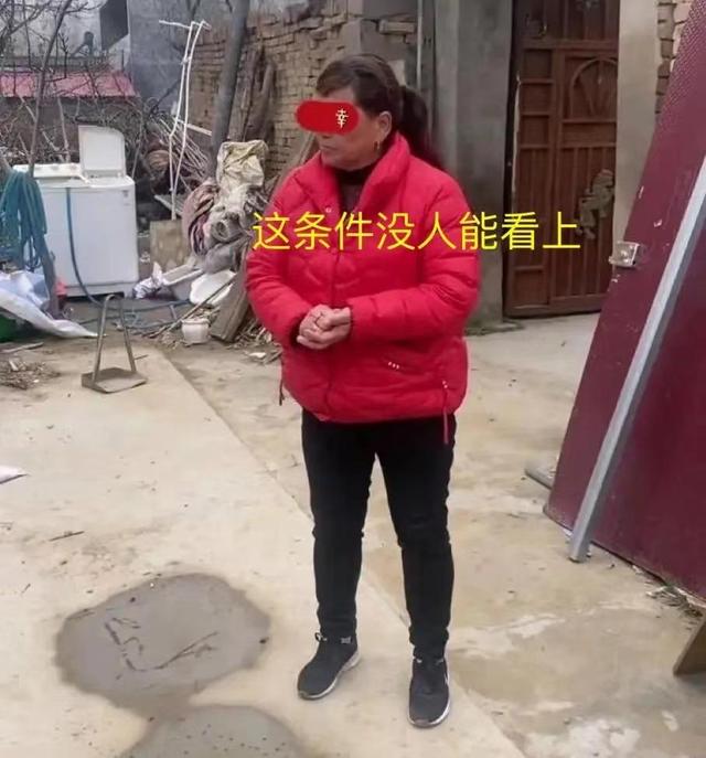 57岁大妈俩儿子都没结婚，坐院中流泪自责：单亲家庭不好找儿媳