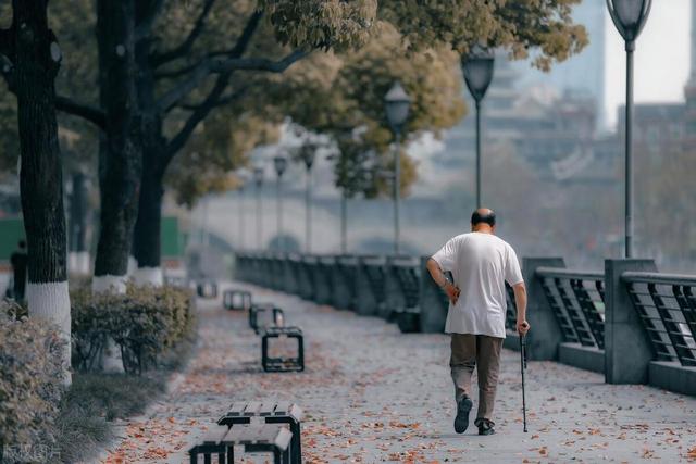 人到中年才会发现：人生最好的活法，其实就是学会“伪装自己”