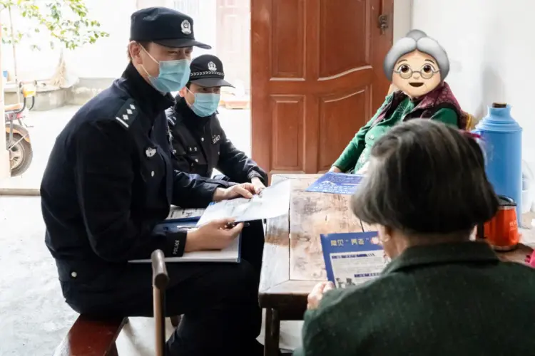 走进“家门” 敲开“心门” 江苏常熟公安用“小板凳”架起警民连心桥