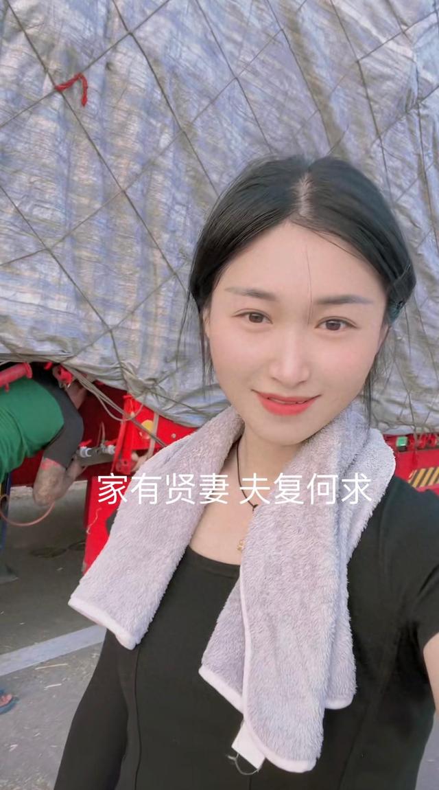 女子陪老公开大车，因长得太漂亮火出圈，羡慕不来的福气