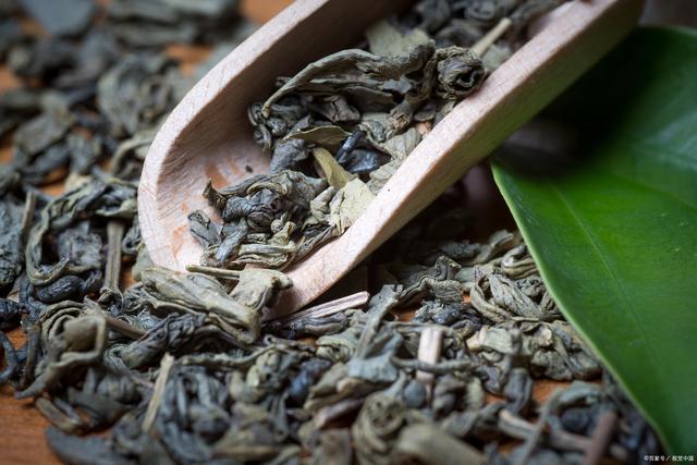 白茶因其独特的品质和口感，逐渐成为了茶饮爱好者们的珍品