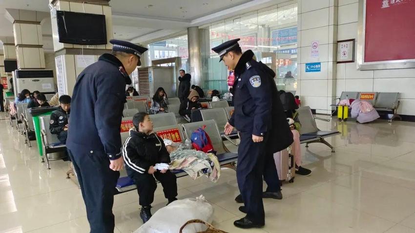 大冷天的，汇川民警太暖了……