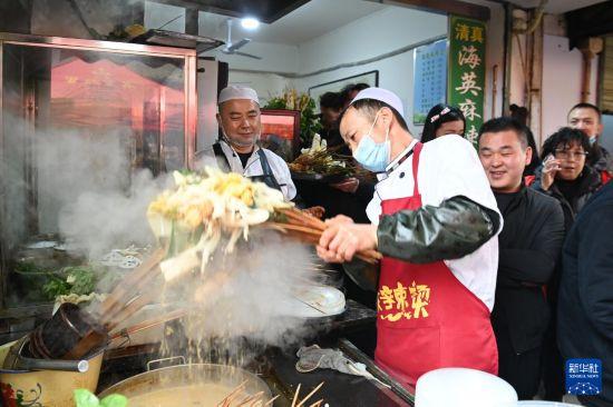 甘肃：“天水麻辣烫”走红 服务保障“升级”