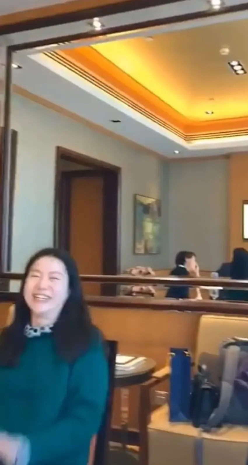 杨振宁夫妇与友聚餐，翁帆喝红酒状态微醺，满脸爱意为丈夫拍照片