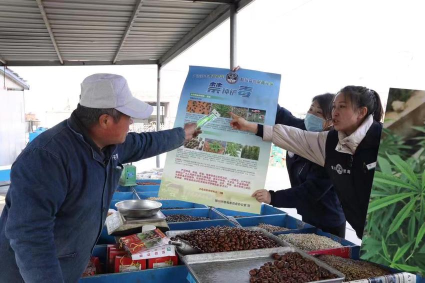 银川：走街串巷把“禁种铲毒”知识送到老百姓家门口