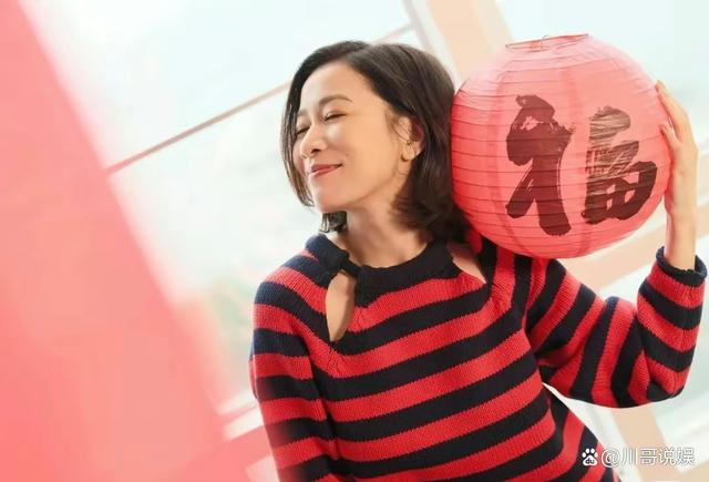 48岁佘诗曼新年美照惊艳亮相，红黑条纹毛衣彰显不老魅力！