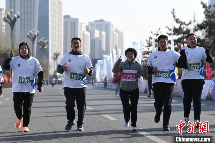 冰点温度下西宁市民开启元旦环城“第一跑”