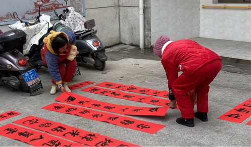 南城县胜利路社区开展写春联送祝福活动