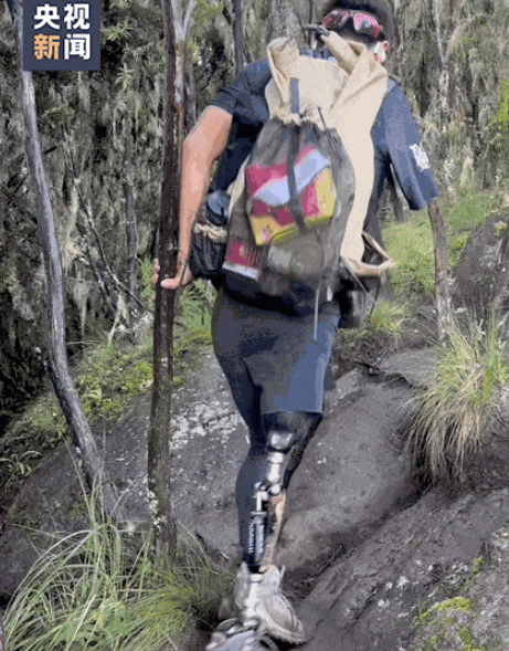励志！中国单腿独臂小伙郭少宇登上非洲最高峰