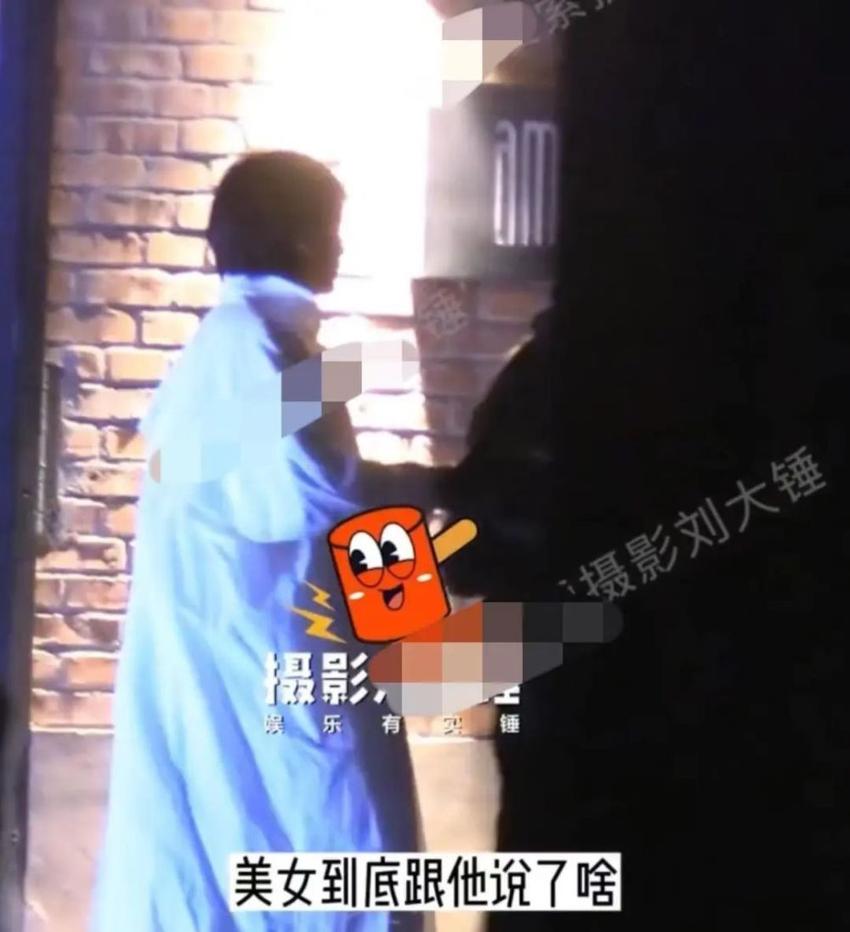 包贝尔和美女深夜在酒吧约会，两人的关系惹人生疑