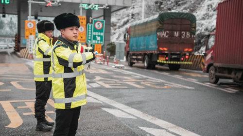 【抗冰除雪】“冰雪卫士”战严寒 保畅通