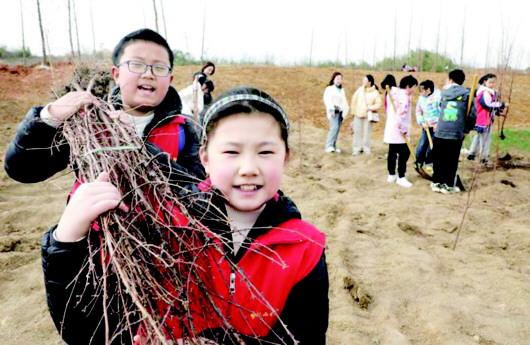 春暖三月学雷锋　植树护绿在行动