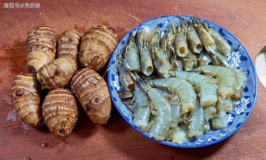 芋头富含膳食纤维，有助于消化，促进肠道健康，还能帮助控制体重