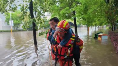 湖南湘潭：暴雨突袭 消防部门紧急营救被困群众