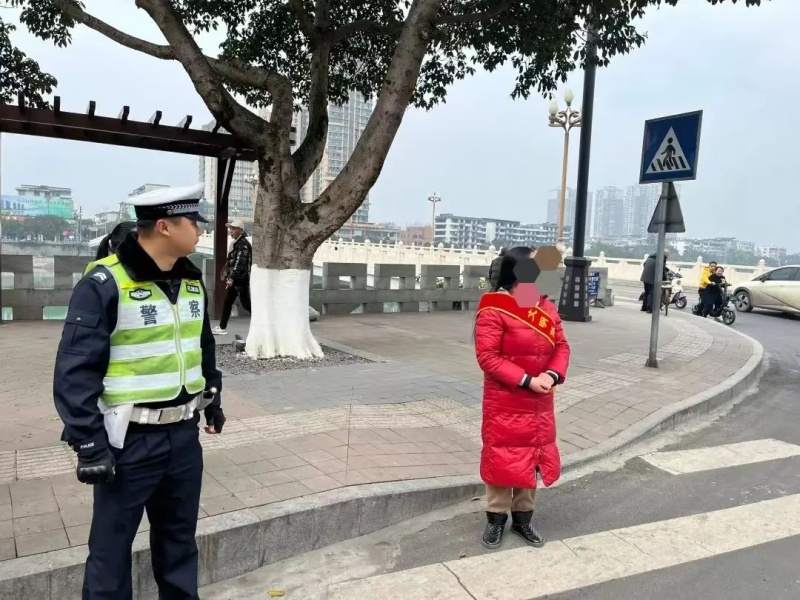 乐山交警街头发“红包” 柔性执法，平安过年！