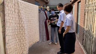 日照银行威海分行为东南村社区老人安装晾衣架