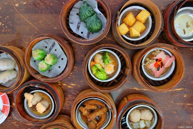带您一起探索广州的传统美味，品味地道的早茶文化