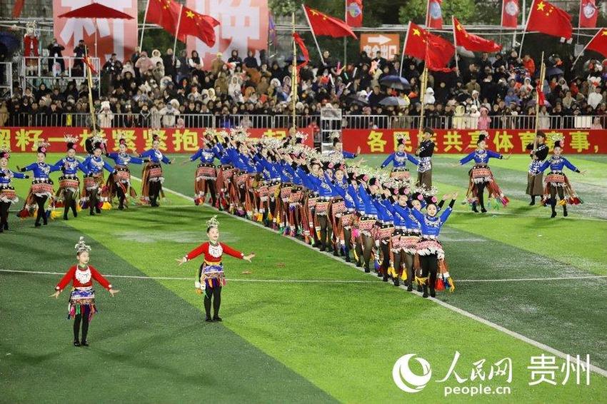 贵州榕江：享“村晚” 看球赛 万人齐聚闹新春