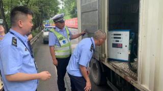 重庆忠县：货车暗藏移动加油机 民警路检发现端倪