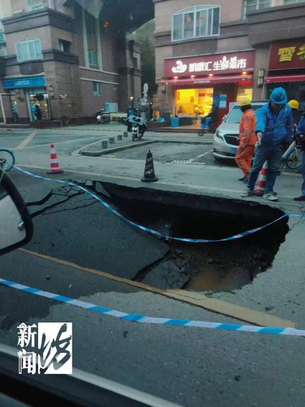 莘庄镇迅速组织力量赶赴现场进行道路交通疏导