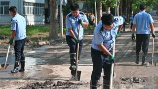 河北保定交警支援涿州企业灾后重建