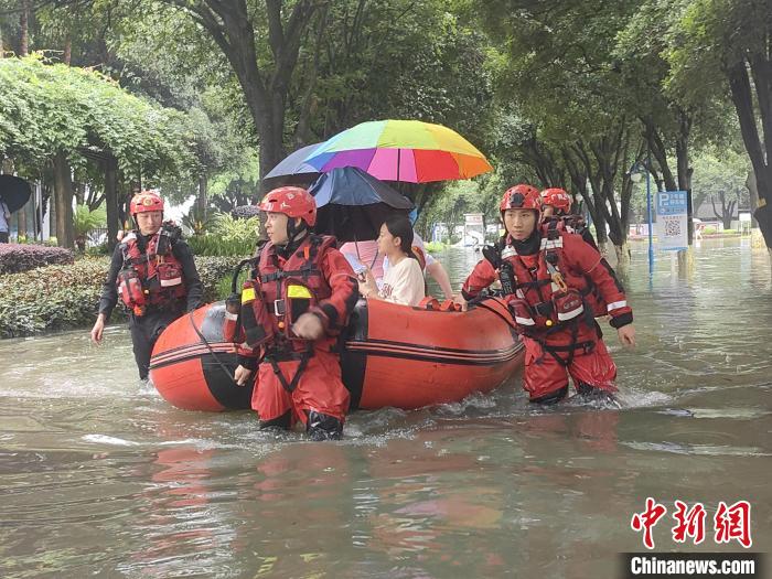 广西桂林：强降雨突袭 消防人员紧急疏散被困民众