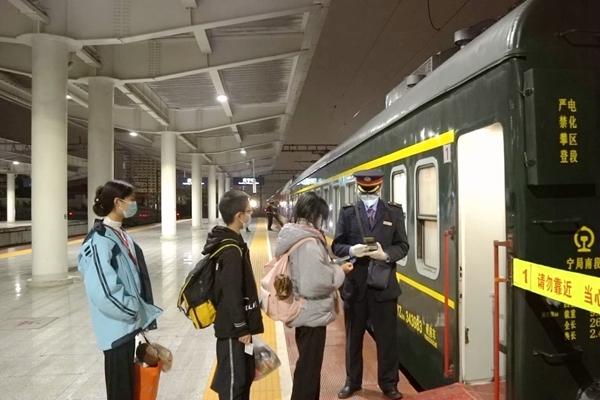 广西开行春运首趟南宁—杭州临时旅客列车