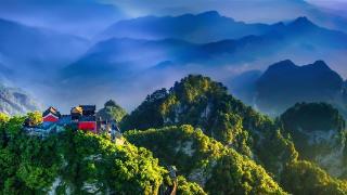 雨中登武当，游客感受大岳别样美