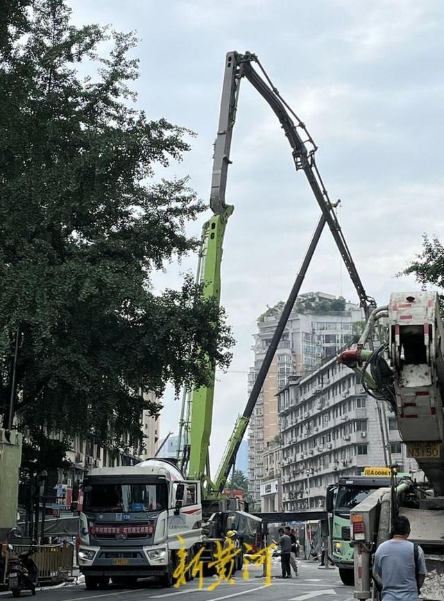 成都在建地铁路面坍塌，轨道交通方面和自来水公司对事故原因