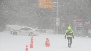 韩国多地遭遇强降雪：航班停飞、安全事故增加