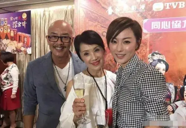 TVB老戏骨曾遭前妻背叛离婚，与现任妻子再婚后不生育，自爆夫妻保鲜秘诀