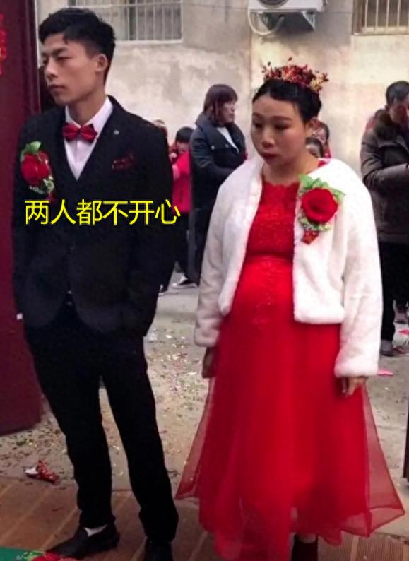 河南新人奉子成婚，全程黑脸不高兴，网友：这婚还有必要结吗？