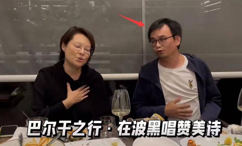 袁立携三婚老公参加聚会，用旧手机生活节俭，夫妻合唱好恩爱