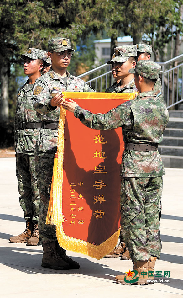 荣耀时刻 “模范地空导弹营”奖旗接续传递