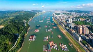 西江水域广西梧州市区段一派繁忙景象