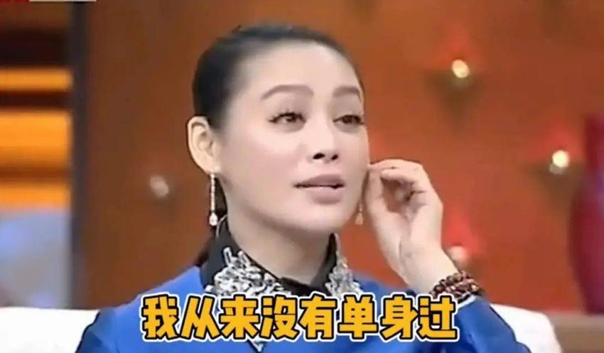 离婚后没再婚的女星，约会小鲜肉，不缺伴侣，把儿子当“丈夫”养