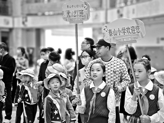 泰山小学校园里迎来幼儿园小朋友参访